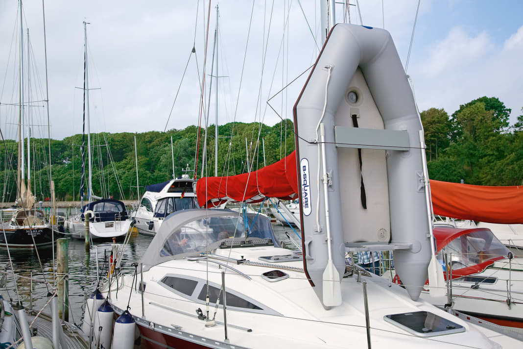 It's quick, but prevents any forward visibility: crosswise in front of the mast