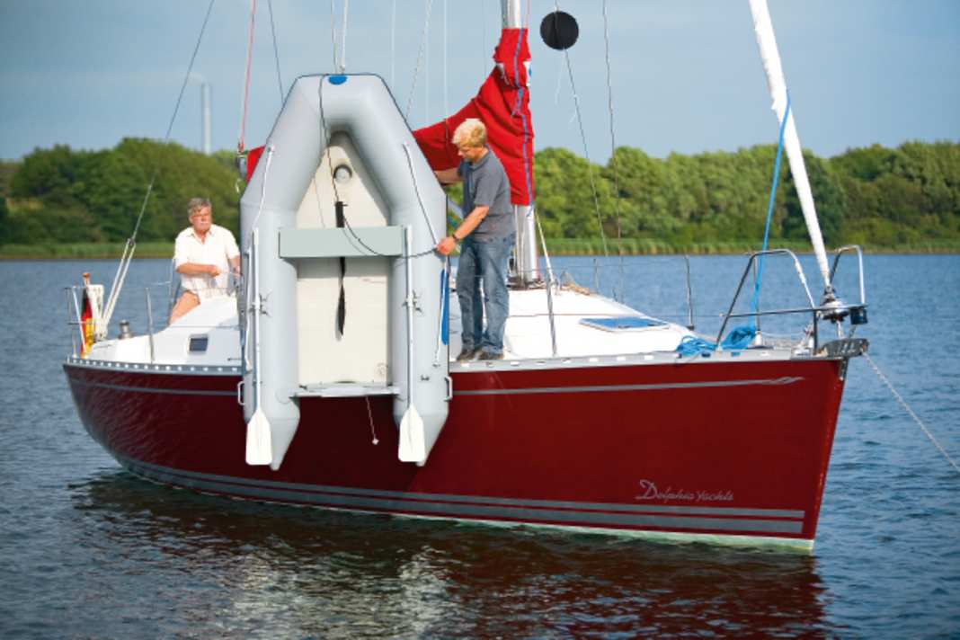 An der Bugöse eingeschäkelt, lässt sich der Tender leicht kranen.