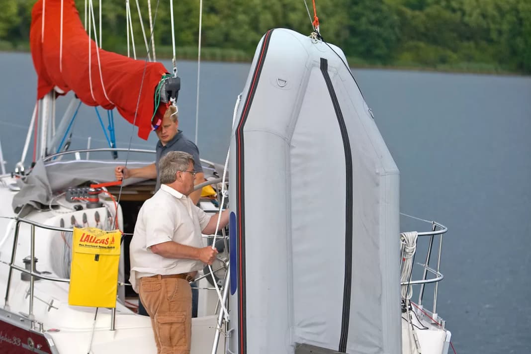 A halyard is also a great help at the stern when hoisting the dinghy. Large halyards or dirks are suitable for this
