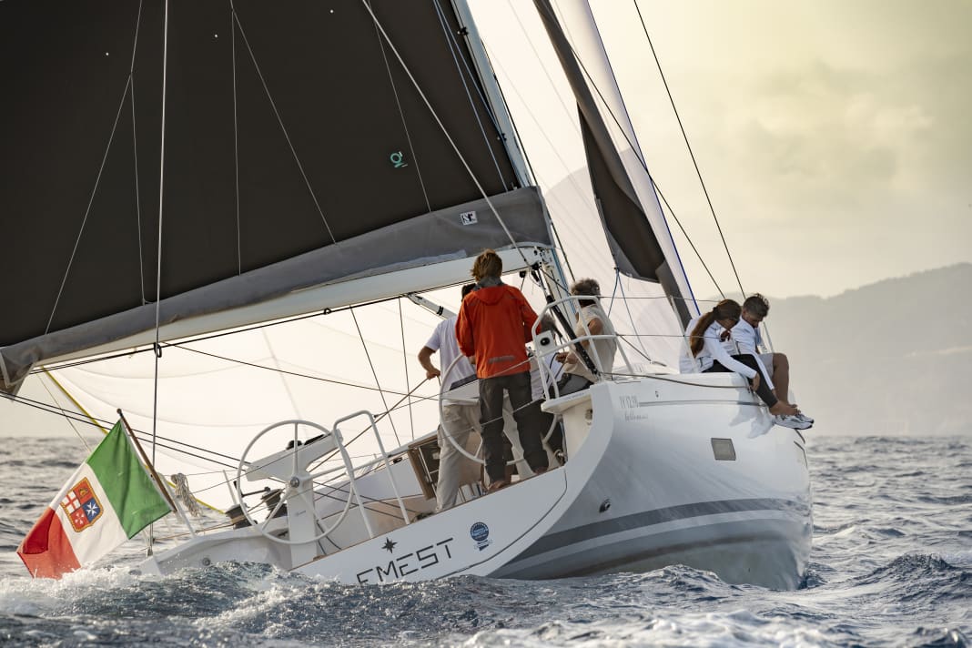 Une surface de voile abondante. Le plan de voilure performant assure un potentiel de puissance élevé