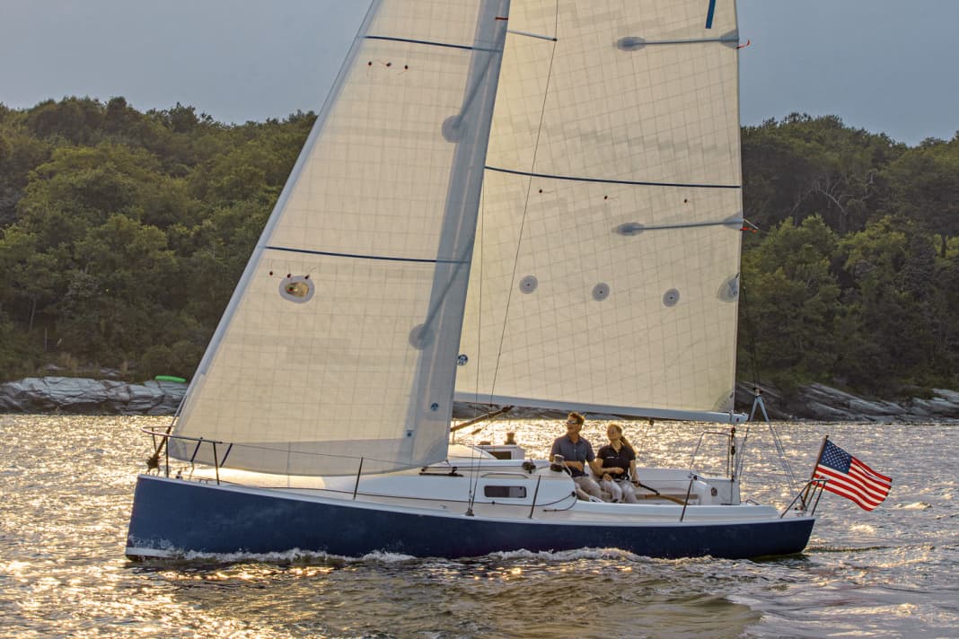 Attractive and simple. The slender hull with little freeboard and a vertical stem is pleasing to the eye