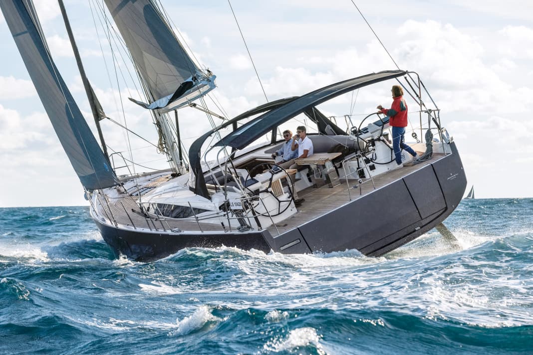 Die Jeanneau Yachts 60 macht unter Segeln eine sehr gute Figur. Ihre Rumpflinien sind gemäßigter als diejenigen der Konkurrentin, und der Kajütaufbau ist harmonischer geformt
