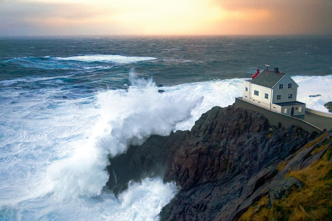 Gischtumtost: das alte Leuchtturmwärterhaus an Norwegens Vestkapp. Hier kann man übernachten – und an zehn anderen spektakulären Orten in dieser Galerie ebenfalls!