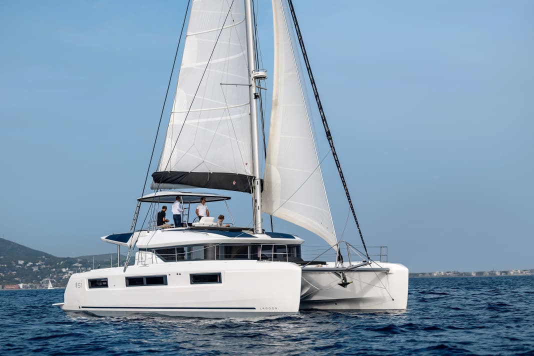 En hauteur : le flybridge caractéristique des Lagoon, avec son bimini fixe, n'est pas très esthétique, mais offre un coin salon supplémentaire surplombant la mer.