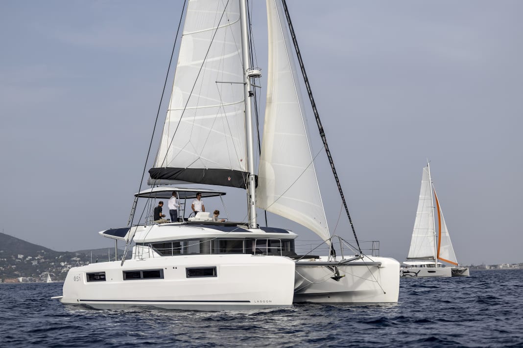 Der Rumpf basiert auf dem Lagoon 50, nur wurde der Mast ganz nach vorn an die Spitze des Aufbaus versetzt