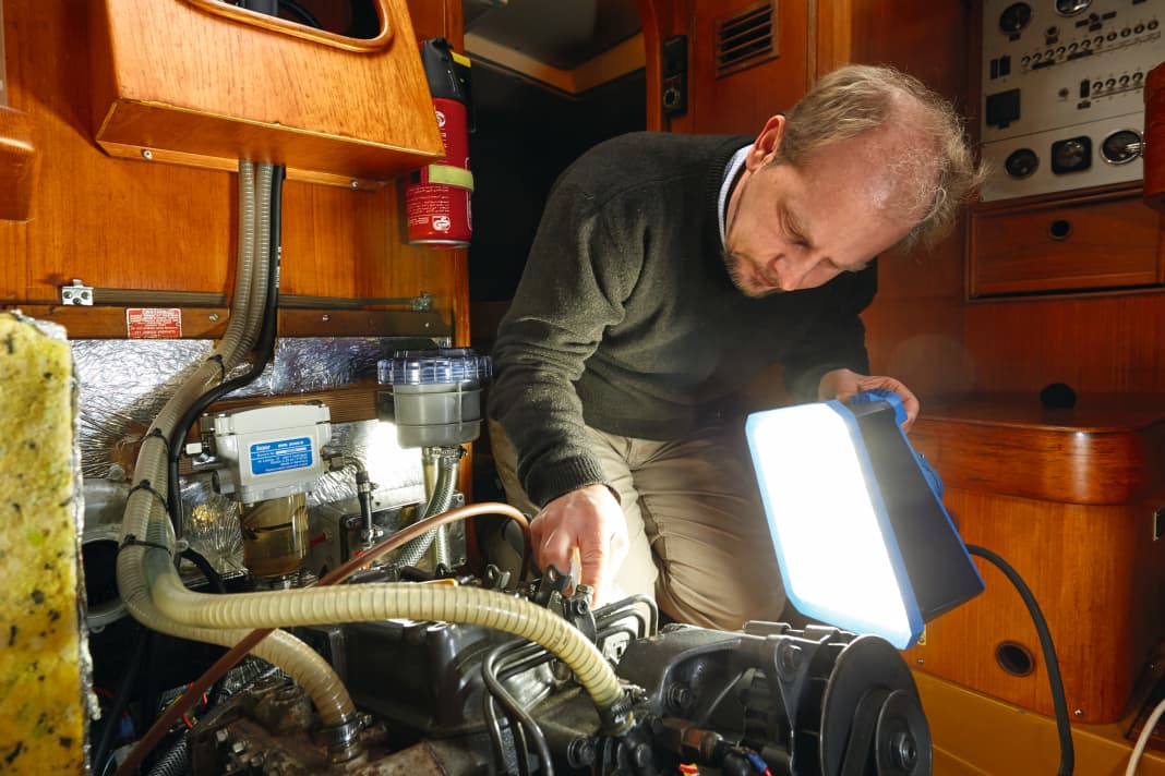 1. Die Maschine penibel putzen   
Bevor die Sauerei mit dem Diesel losgeht, die Maschine auf bereits bestehende Lecks überprüfen und Probleme beheben. Nach dem Filterwechsel alles wieder säubern. Wichtig: gute Beleuchtung