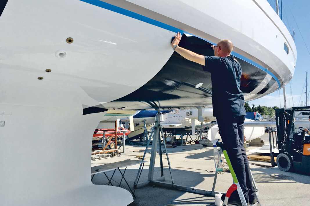 Senza biocidi: silicone I rivestimenti contenenti silicone possono essere applicati come vernice o pellicola. Rendono più difficile la colonizzazione, ma sono sensibili. Inoltre, i lunghi tempi di esposizione richiedono una pulizia