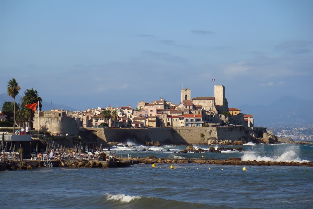 Beeindruckende Kulisse: An die Stadtmauer von Antibes schlägt bei Sturm die Brandung. Meist ist es aber ruhig