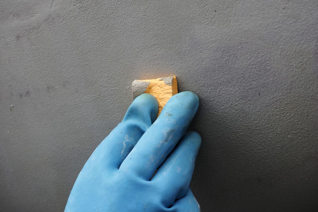 Autolucidante.   Una spugna strofinata sull'antivegetativa umida si scolorisce in modo evidente. Il rivestimento autolucidante può essere generalmente verniciato con tutti i prodotti autolucidanti.