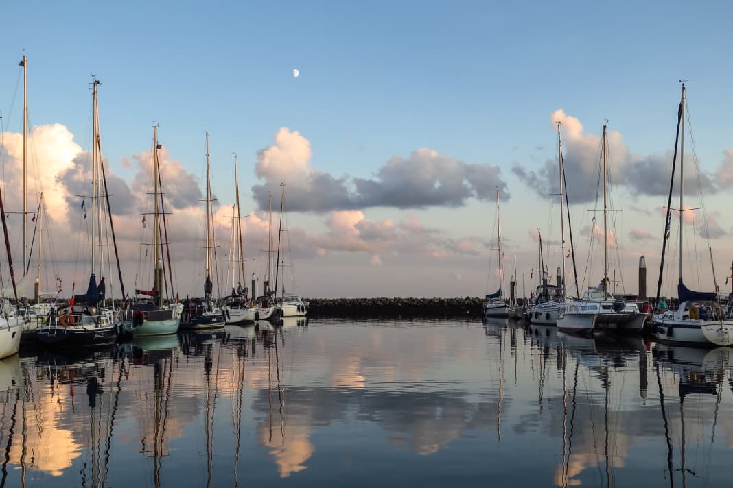 Texel's harbour is large and well-maintained and is located right next to the town. It is only seven nautical miles to Vlieland