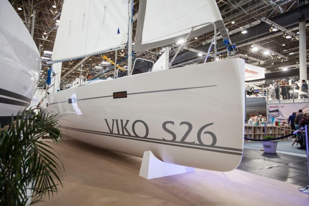 Une étrave abrupte, un bord élevé et des fenêtres de coque : pour le prix de base de 22.190 euros du Viko S 26, on obtient un bateau aux lignes modernes et au volume important. Mais les fenêtres de coque sont un plus