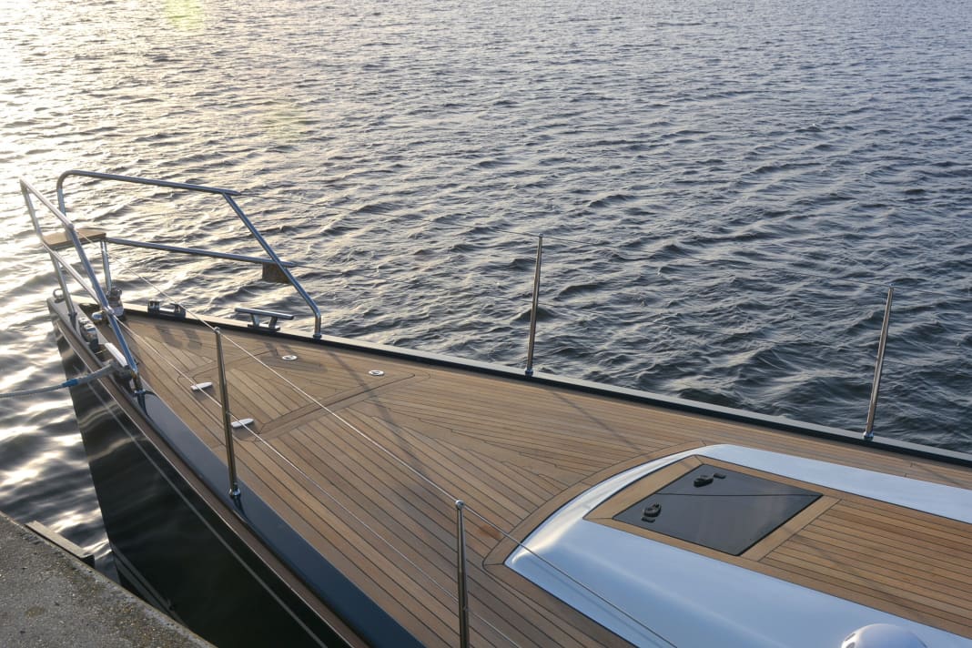 Unobstructed foredeck, flush-mounted hatches