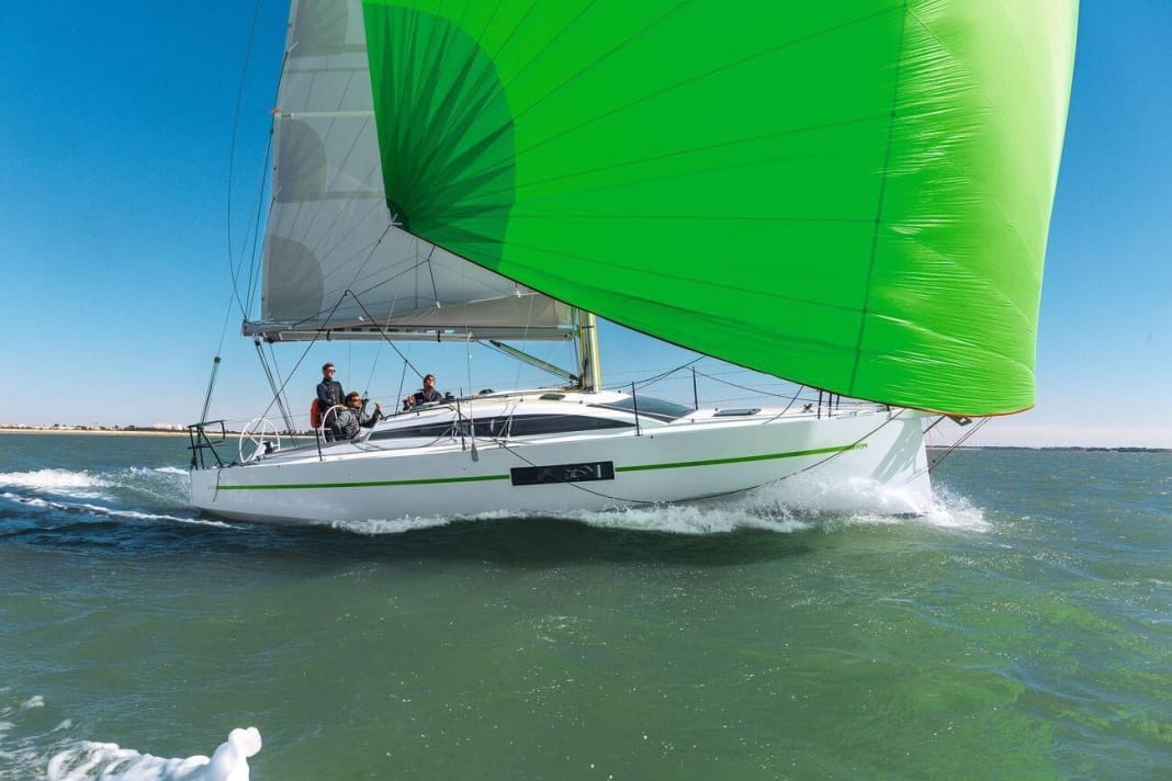 Démarrage par 5 Beaufort. Le yacht de 32 pieds au large de La Rochelle est au mieux de sa forme face au vent.