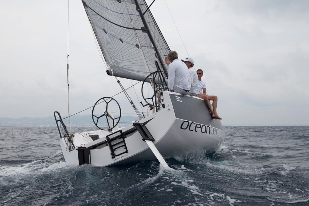 The two rudder blades are inserted in cassettes and can be raised with a flick of the wrist