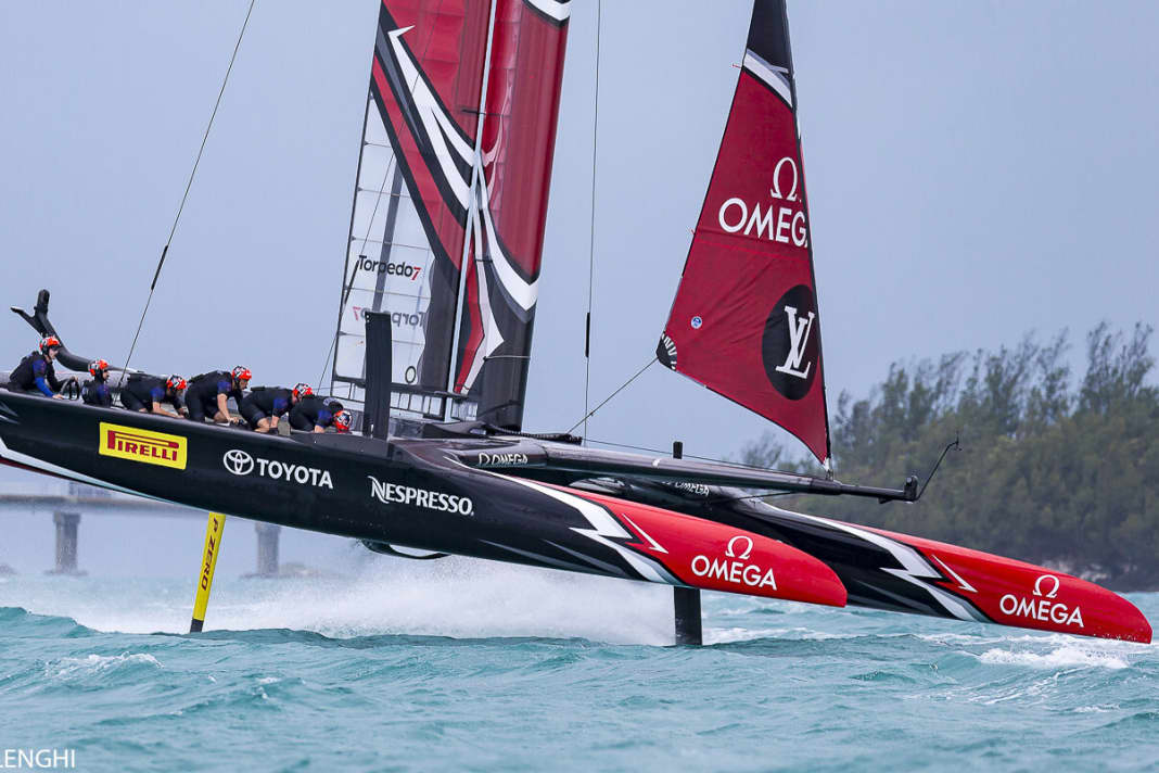 The capsize of the New Zealander: the cat lifts, the pressure from the wing is too great, the boat is not yet fast enough. The wing lifts the rudders out of the water and the important downward pulling force of the windward rudder is lost