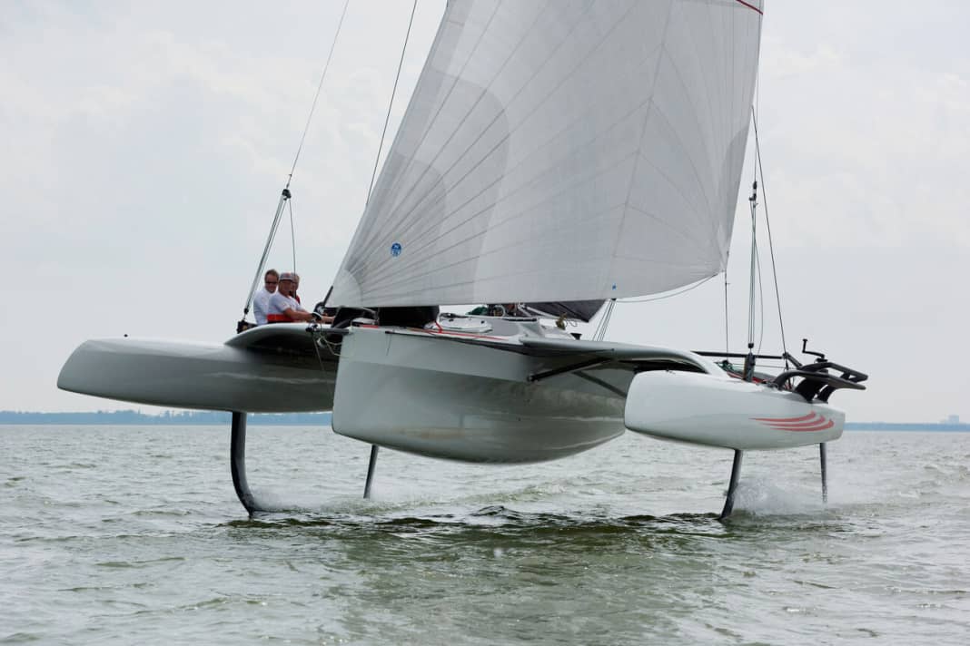 Ganz easy. 10 Knoten Wind genügen, um den TF10 zum Foilen zu bringen