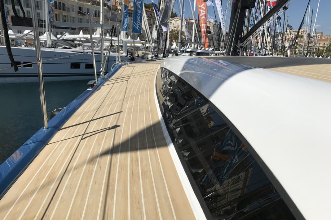 Bend in the deck. The gangway rises sharply in front of the jetties to lead into a raised foredeck plateau - a characteristic of the Eleva "The Fifty"