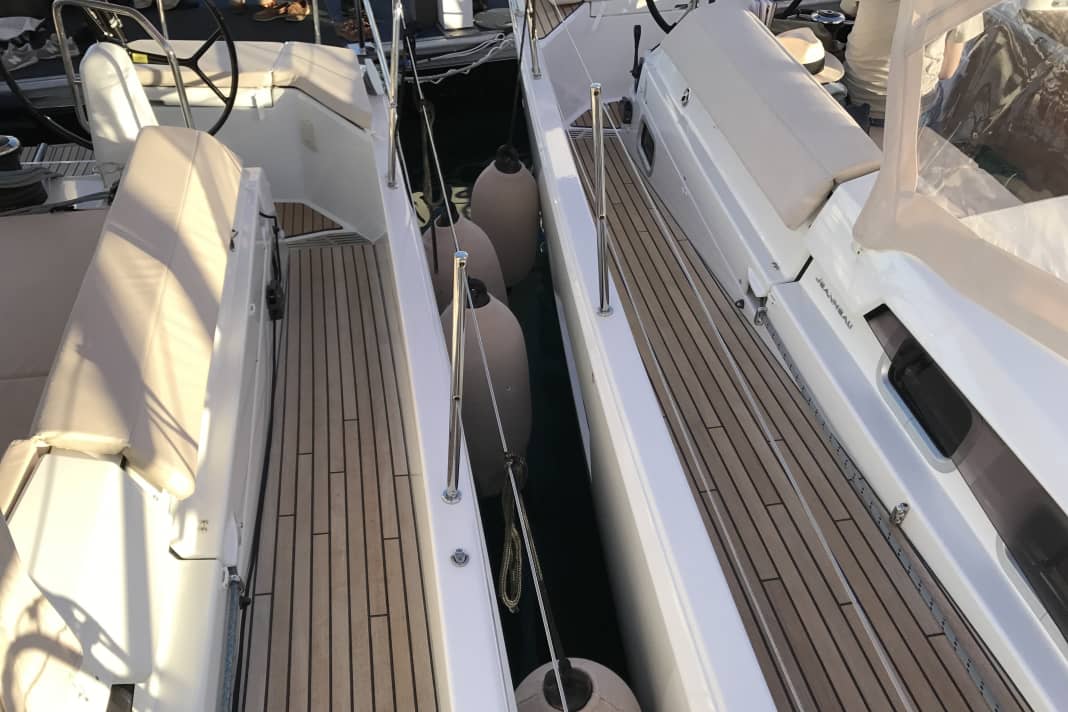 Gemelli fraterni: Sun Odyssey 440 e 490 affiancati - entrambi con ponte di corsa ribassato a poppa