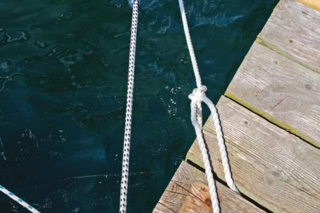 Leinen doppeln: Ist der Beschlag an Land nicht vertrauen­erweckend, wie etwa eine alte Holzklampe, lieber zusätzliche Leinen ausbringen und alternativ belegen, hier um die tragende Kon­struktion des Stegs. Die Zweitleinen etwas loser belegen als die eigentlichen Festmacher