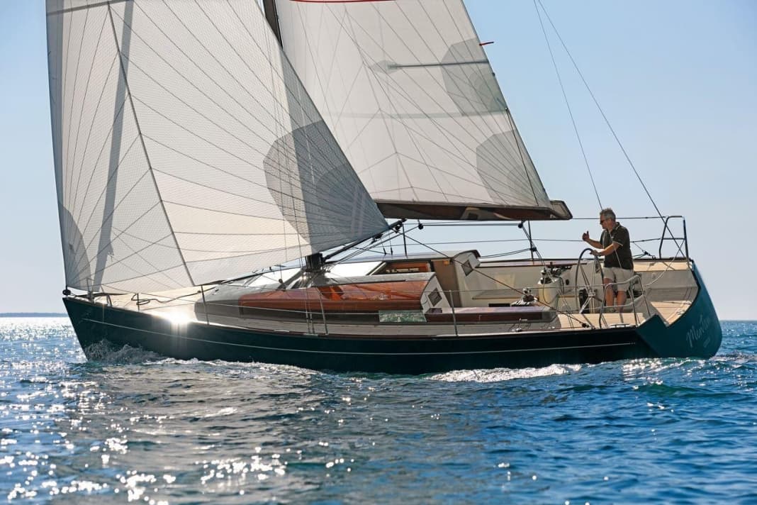 Buon legno: il ponte in teak fa parte del concetto e dell'equipaggiamento di base. Le numerose parti in mogano verniciato a specchio sono tipiche di Tofinou.