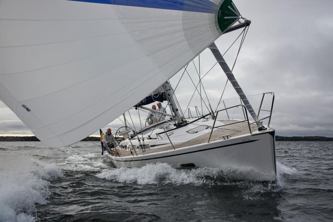 Der gewaltige Spi bringt die Linjett schon bei etwa 8 Knoten Wind in Fahrt