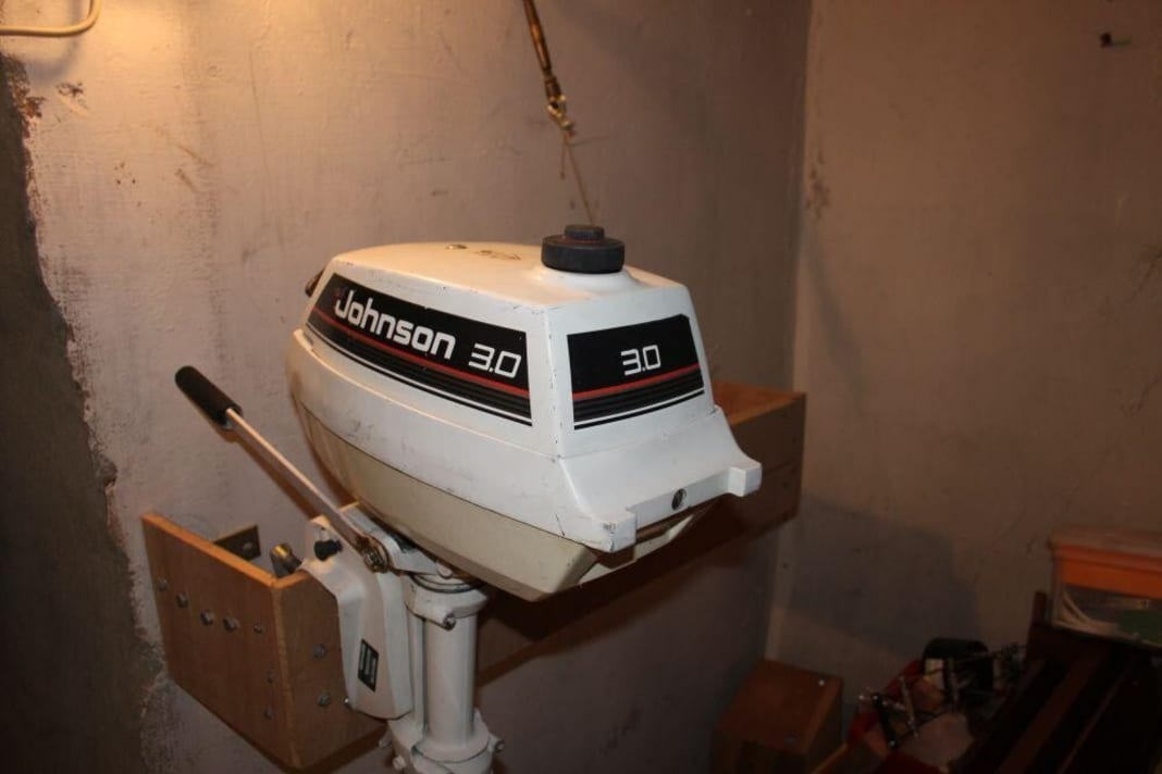 Gewartet?

 Die Wandhalterung im Keller ist ideal, um den Motor zu lagern. Für Arbeiten ist die Maschine bestens zugänglich. Viertakter werden zudem optimal aufrecht gestaut