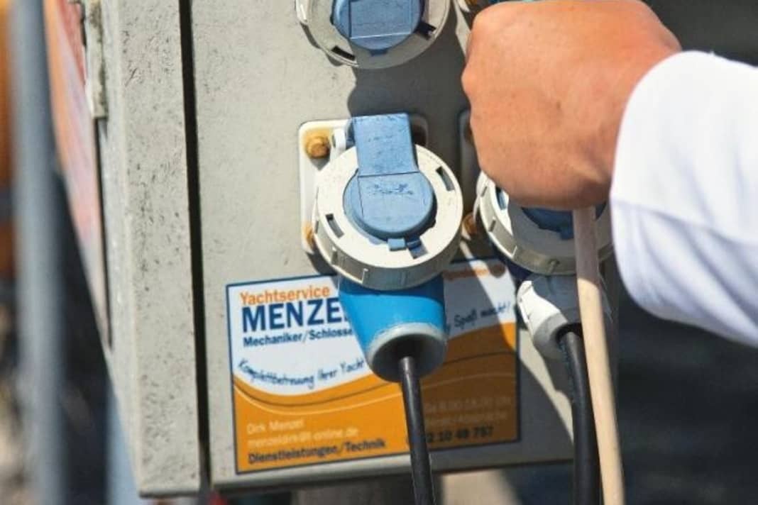 Câble de charge : charger les batteries de bord à temps pour que la machine démarre en toute sécurité en cas de besoin. Mais ensuite, débrancher et ranger le câble, il ne ferait que gêner lors d'actions sur le ponton en cas de tempête.
