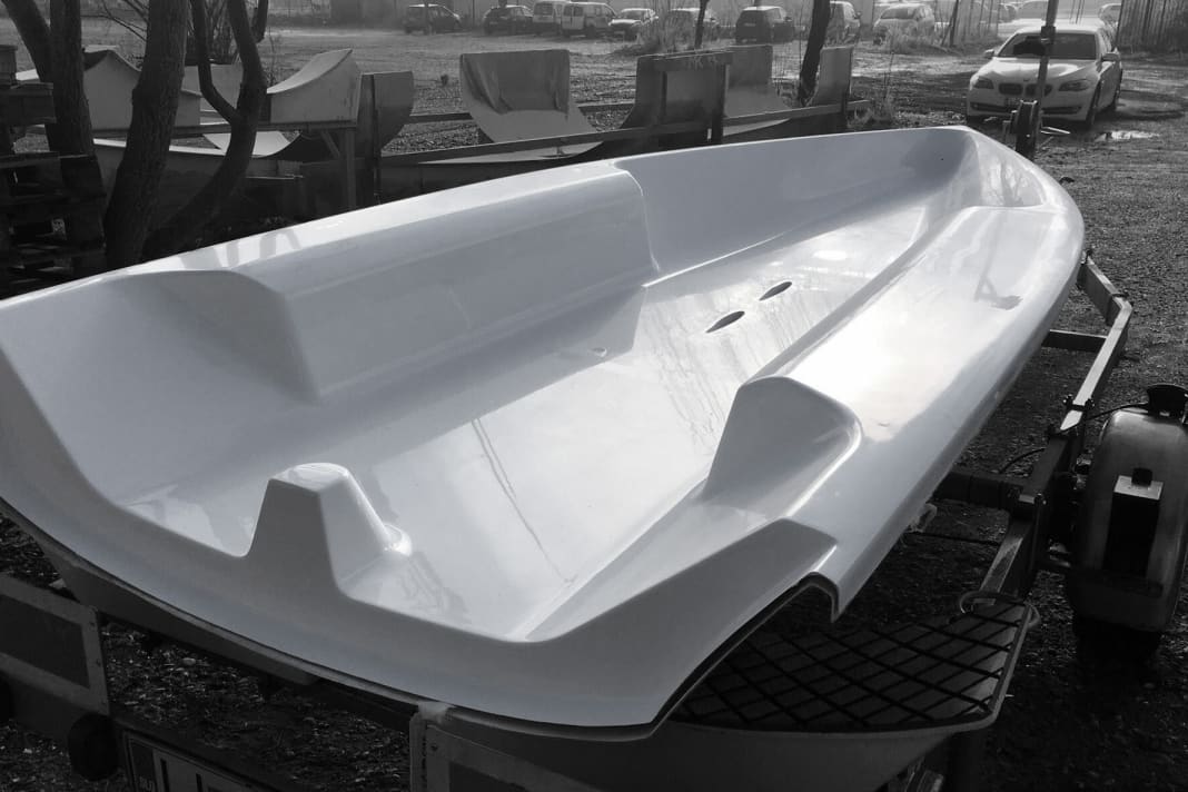 Coque et pont du numéro de construction 1, avant le collage. Ils sont fabriqués par infusion sous vide et laminés avec du vinylester.