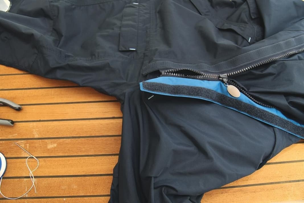 1. a "tooth" is missing, the zip no longer closes. But this can be fixed