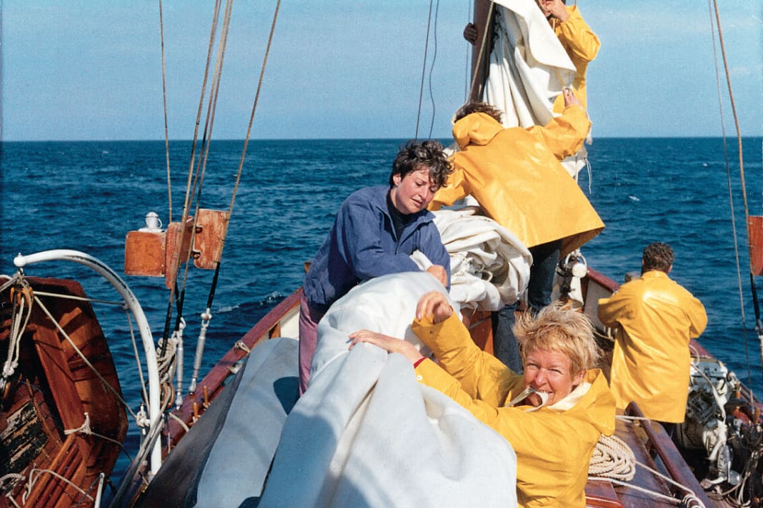 Zupackend. Karla Schenk beim Auftuchen des Großsegels auf einem frühen Schnuppertörn im Mittelmeer