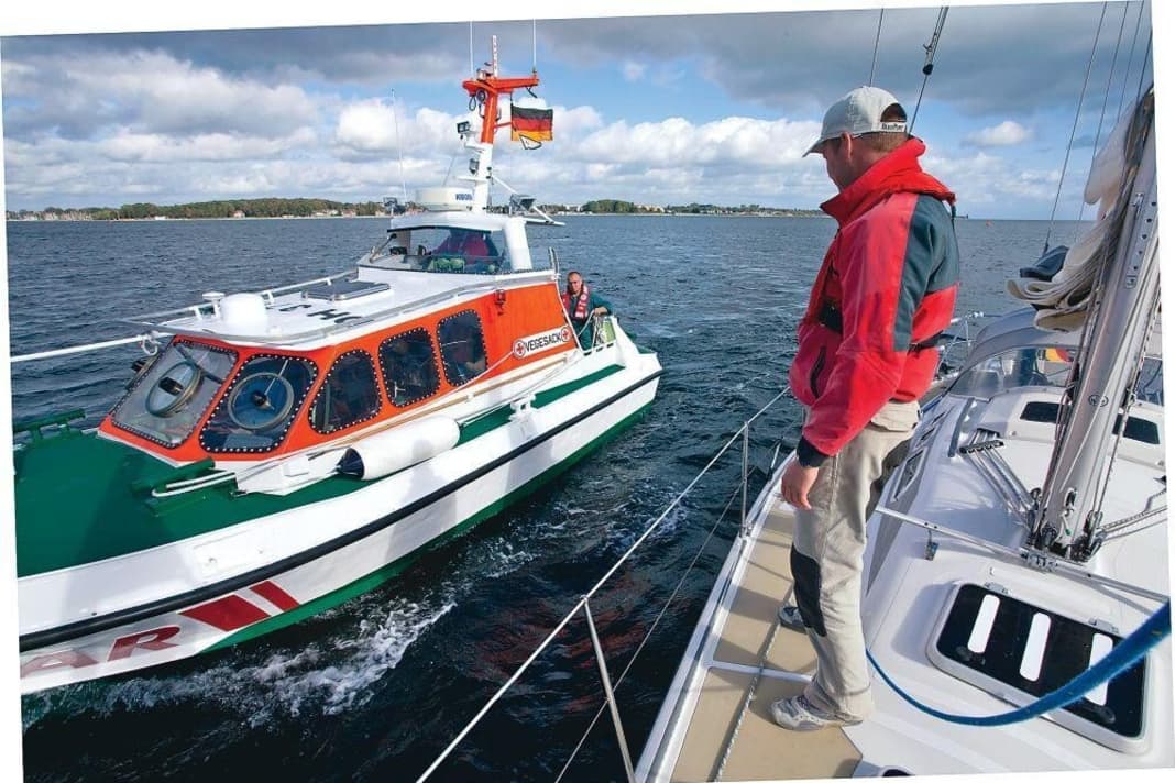 1. le sauveteur s'approche à distance de lancer. Pour éviter de trébucher, l'avant du bateau doit être libre de tout cordage, les voiles doivent être récupérées et solidement arrimées.