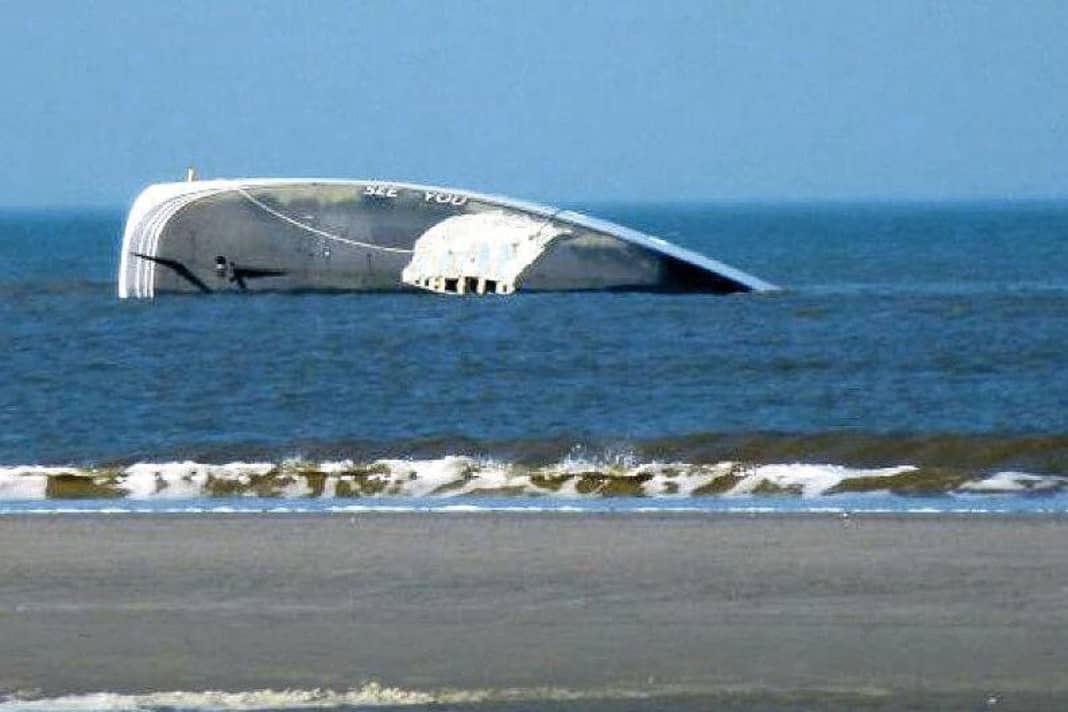 DER FALL "Prodigy 2": Im Oktober trieb der 60 Fuß lange Einzelbau ohne Kiel vor Langeoog an den Strand. Der Eigner wollte mit dem erst im Juli 2017 gewasserten Schiff der sehr jungen und weitgehend un­bekannten polnischen Werft Quale Yachts bis Südamerika segeln. Der Kiel riss bei leichtem Seegang angeblich ohne vorherige Grundberührung vor Baltrum ab. Die YACHT war vor Ort in der Werft Hooksiel, wo das geborgene Wrack liegt, und hat sich den Schaden angesehen. Delaminationen im Kiel­bereich lassen auf ein zu trockenes Laminat schließen, außerdem wurden offenbar zu kleine Unterlegscheiben verwendet, die komplett mit den Bolzen durch das Laminat gerissen sind.