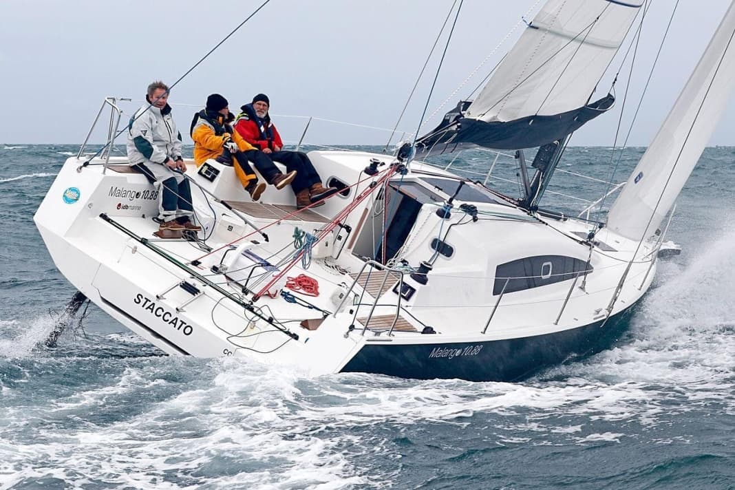 Rasante Gene. Doppelte Ruder, offenes Cockpit und der Traveller ganz weit achtern: Das kurze, aber hohe Cockpitsüll ist typisch für die Boote von IDB