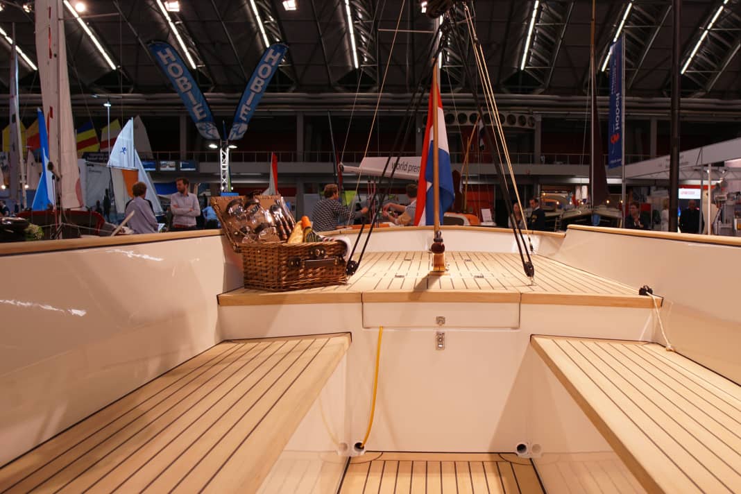 Du cockpit vers l'arrière : beaucoup d'espace pour se détendre sur les bancs et la couchette