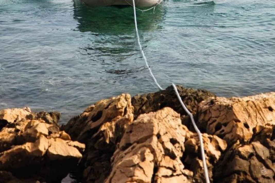 1. Leinen komplett ins Dingi, die Yacht kreist noch in der Bucht. An Land rudern und dort...