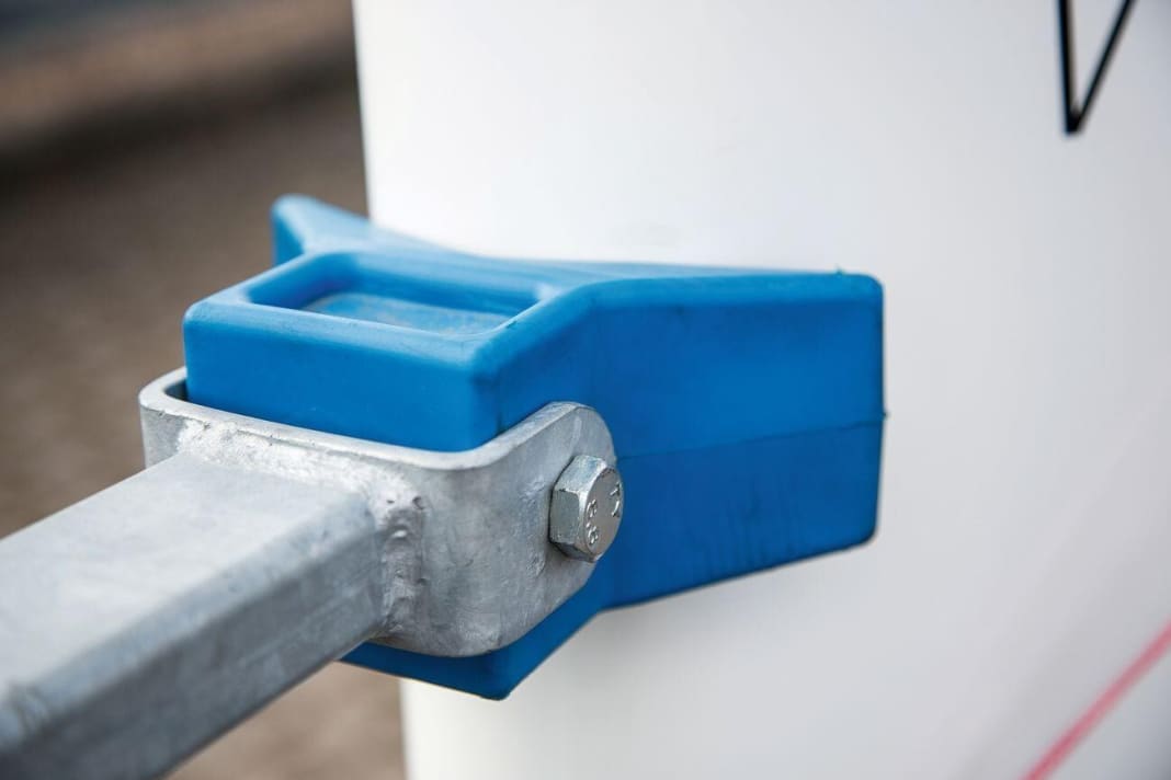 1. if there is a bow support, the boat must lie close to it. This provides additional support when braking