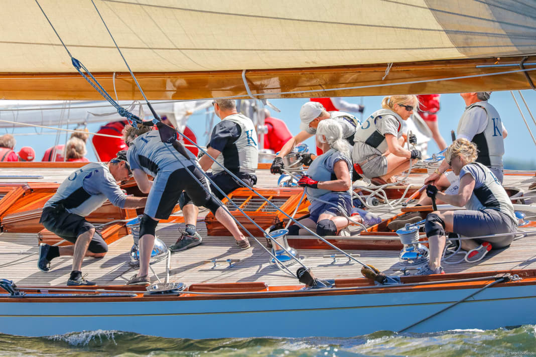 The crew of the "Vanity V" in action. www.segel-bilder.de