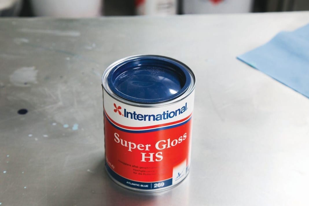 1. Der Super Gloss HS von International ist ein Einkomponenten-Produkt, das für den Auftrag per Rolle optimiert wurde