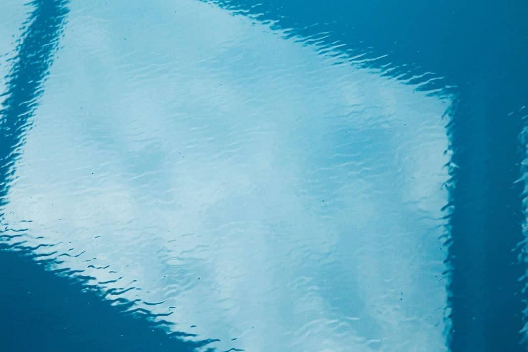 Pachyderme : si la peinture s'affaisse autant sur les surfaces verticales, c'est qu'on en a trop mis. Il vaut mieux appliquer plusieurs couches fines.