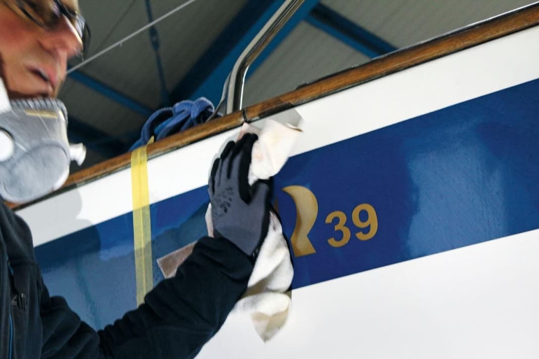 1. cleaning: Coarse dirt must be removed so that the surface is not scratched during polishing. Finely atomised, only a little cleaner is required