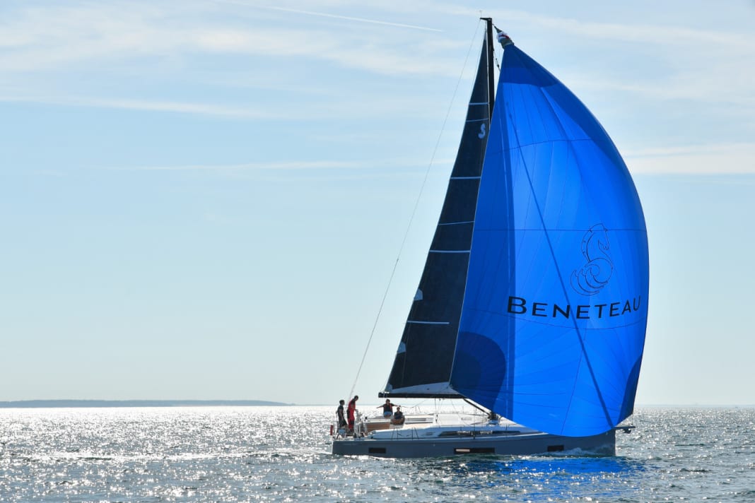 In the First Line Edition, the Oceanis 46.1 has a higher carbon fibre mast, more sail area, better equipment in the cockpit and, on request, a deeper but lighter keel