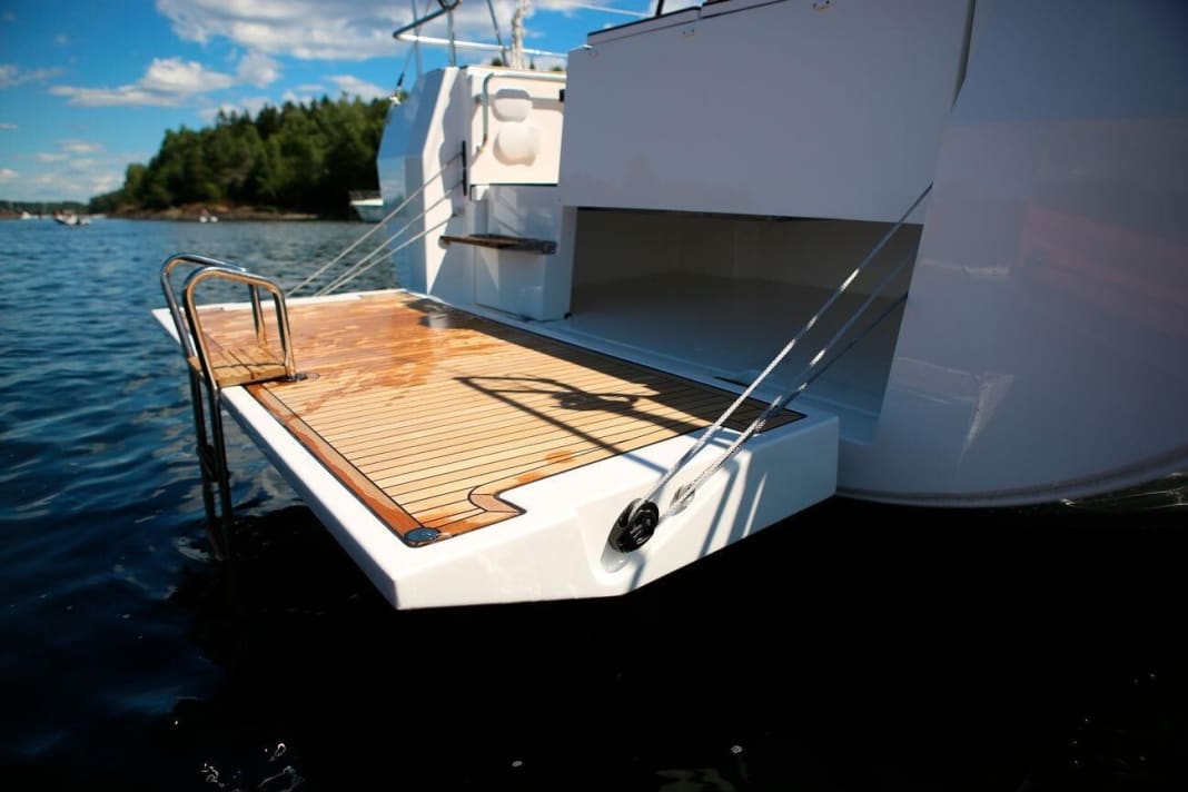 The large platform can be operated electrically. The dinghy garage is available from the Style version upwards