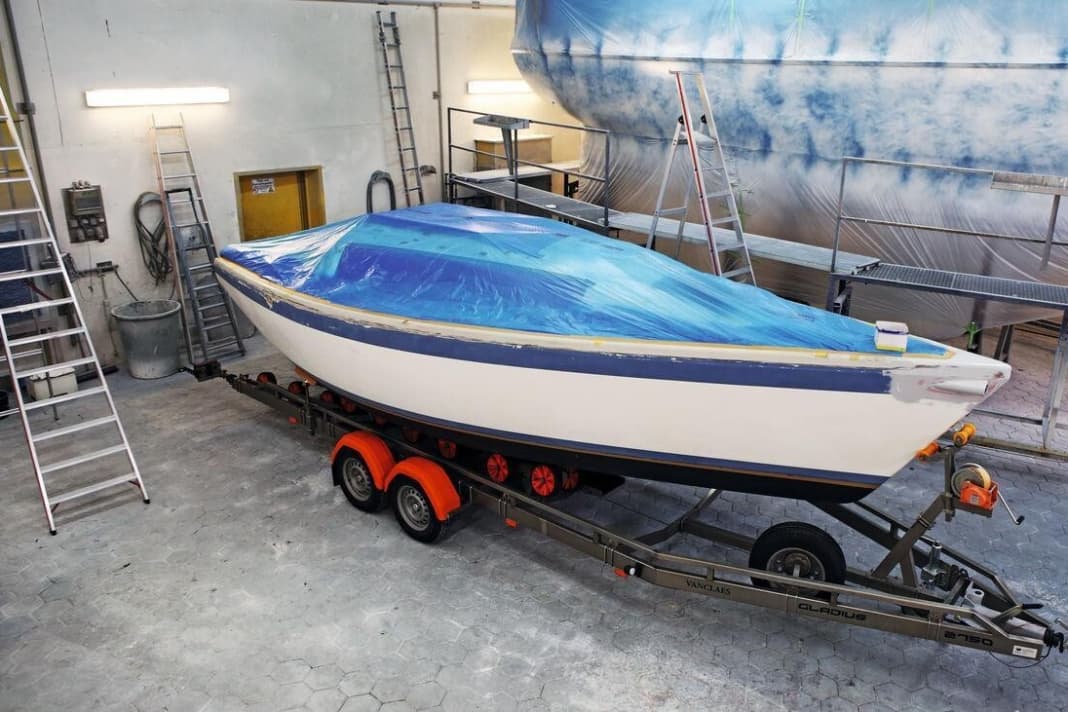 Das Deck, das erst zum Schluss lackiert werden soll, wird ab­geklebt. Auch das Unterwasserschiff ist geschützt