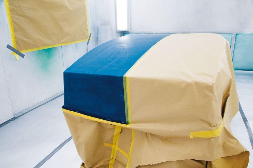 1. Grundiert. Das Papier fängt den Sprühnebel, eine darunterliegende Folie verhindert, dass der Lack durchschlägt