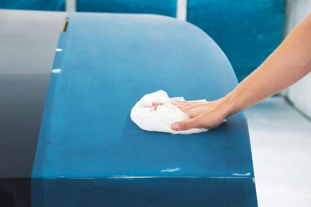 1. Der Rumpf ist geschliffen und grundiert. Mit einem Staub-bindetuch werden Fusseln entfernt. Das Tuch ausfalten und einen Bausch formen