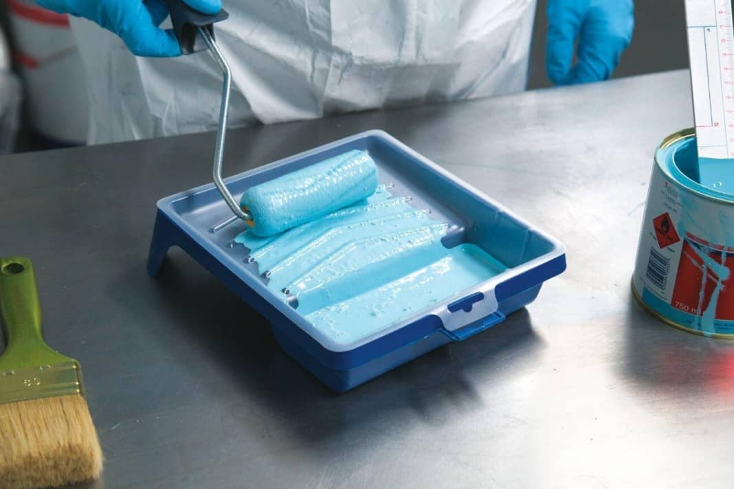 Gleichmäßig auftragen: Schaumrolle und Pinsel vor Arbeitsbeginn mit Farbe benetzen und fünf Minuten warten, damit sich die Werkzeuge vollsaugen