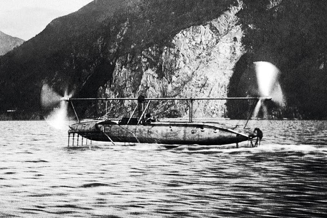 L'"Hydroplano 1" d'Enrico Forlanini, conçu en 1906, atteint, propulsé par un moteur, une vitesse maximale de 38 nœuds.
