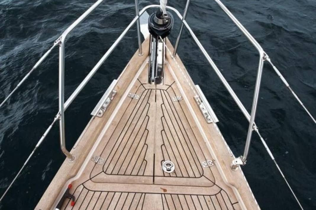 Das Klassische: Echtes Teak ist schiffig, wertig und bewährt, jedoch teuer, pflegeintensiv und ökologisch vorbelastet