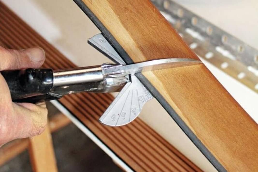 1. Mit einem Schneider mit Gradskala werden die Planken von der Rolle zurechtgeschnitten