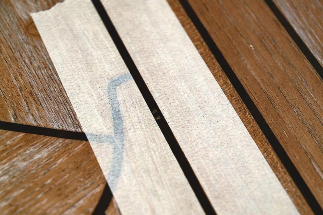 1. se durante la carteggiatura si trova una sacca d'aria nel sigillante per giunti, aprirla con uno scalpello, pulirla e chiuderla con un nastro adesivo